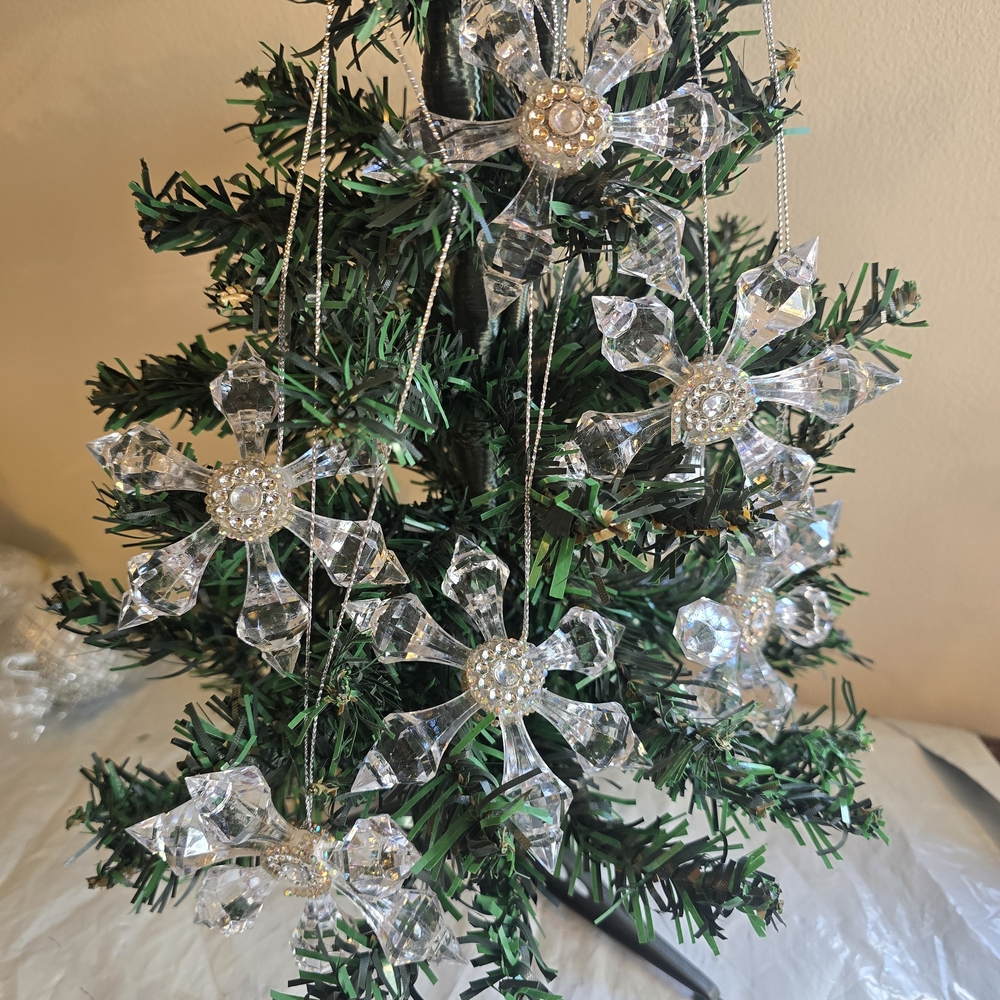 Elegant Crystal Snowflake Ornaments New 6 Piece 3.7 Inch Handmade Acrylic
